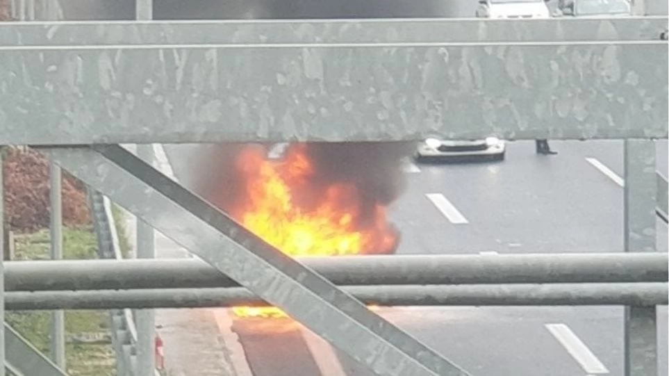 Περιπολικό τυλίχθηκε στις φλόγες στην Αττική Οδό – Δείτε τις εικόνες